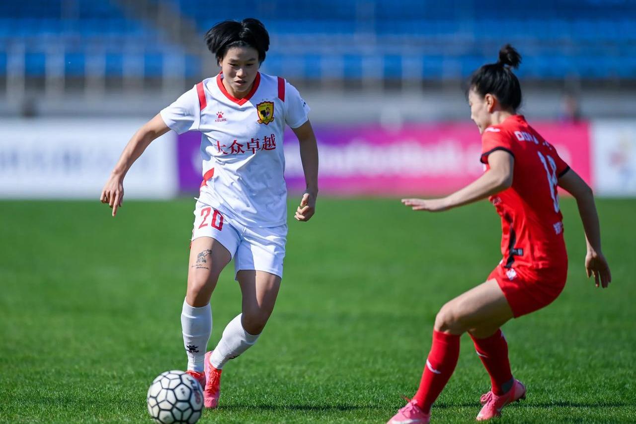 传奇之战：女足比赛中的英雄故事