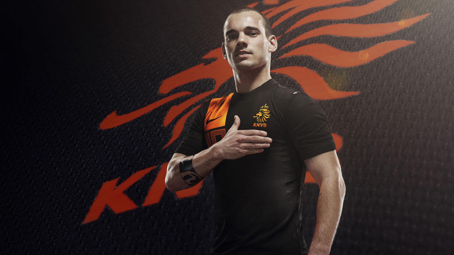 足球赛场焦点！葡萄牙队对阵荷兰队，意外判罚引发热议，比赛氛围紧张