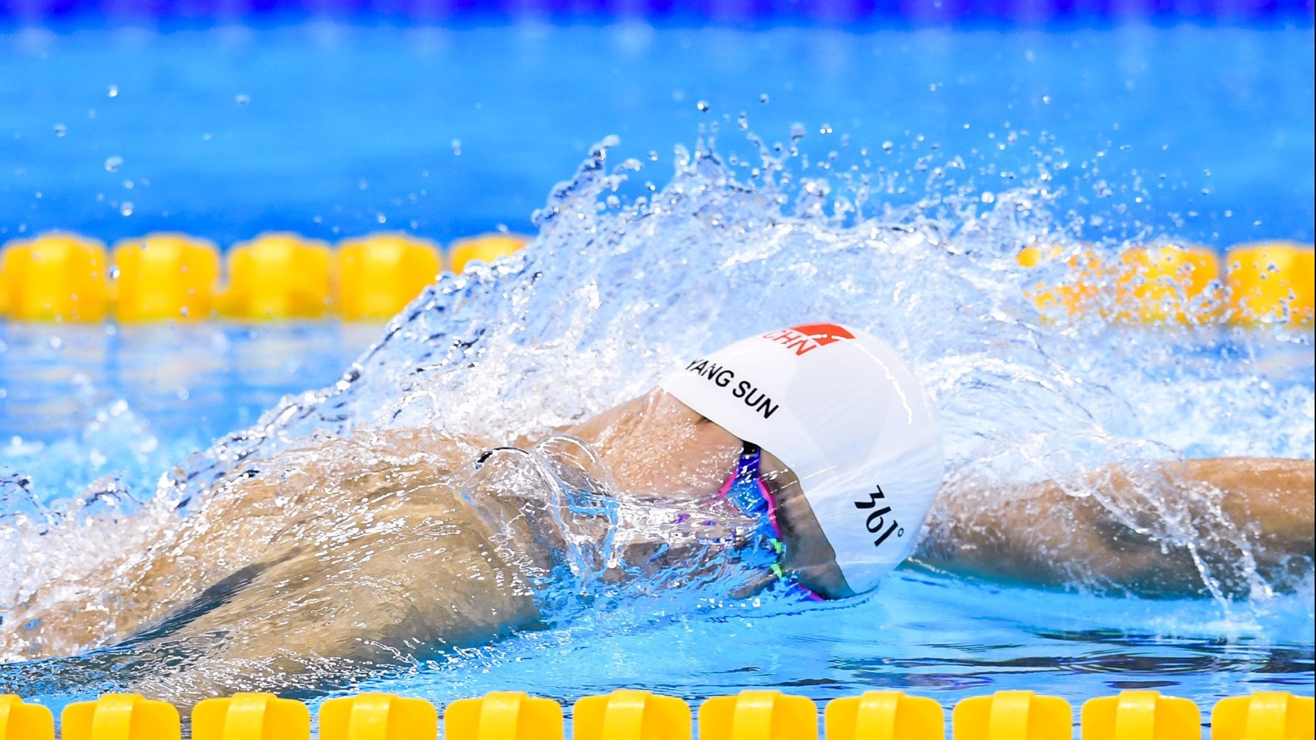 F1赛车赛场焦点！荷兰队对阵澳大利亚队，意外判罚引发热议，比赛氛围紧张